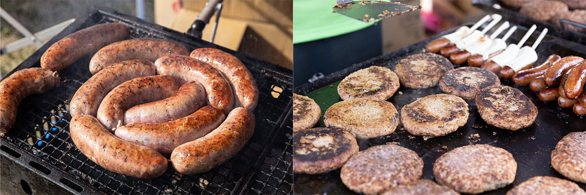 飲食ブースの鉄板で焼かれるソーセージとハンバーグ